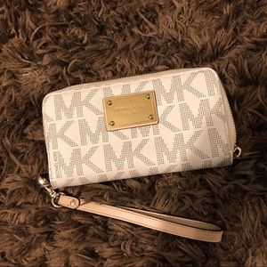 MICHAEL KORS white zipper wristlet